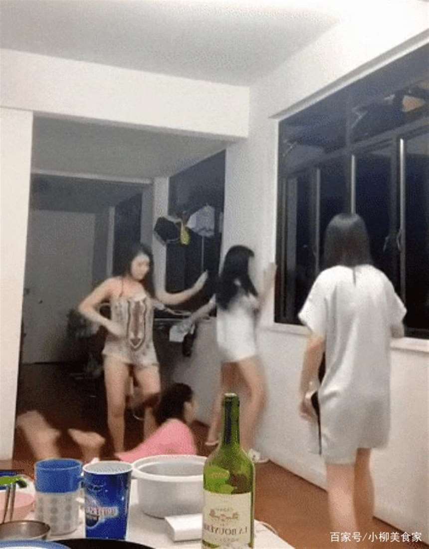 裸露女同事 年会醉酒豪放献身