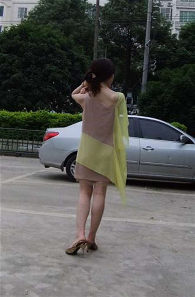 偷拍到自拍的大色块连衣裙