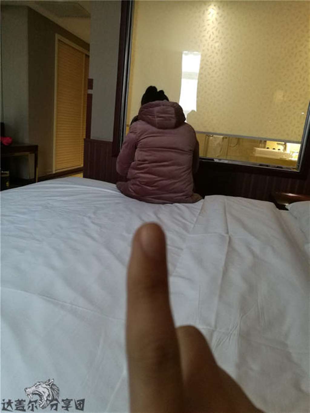 酒店无聊特服偷拍[19p]