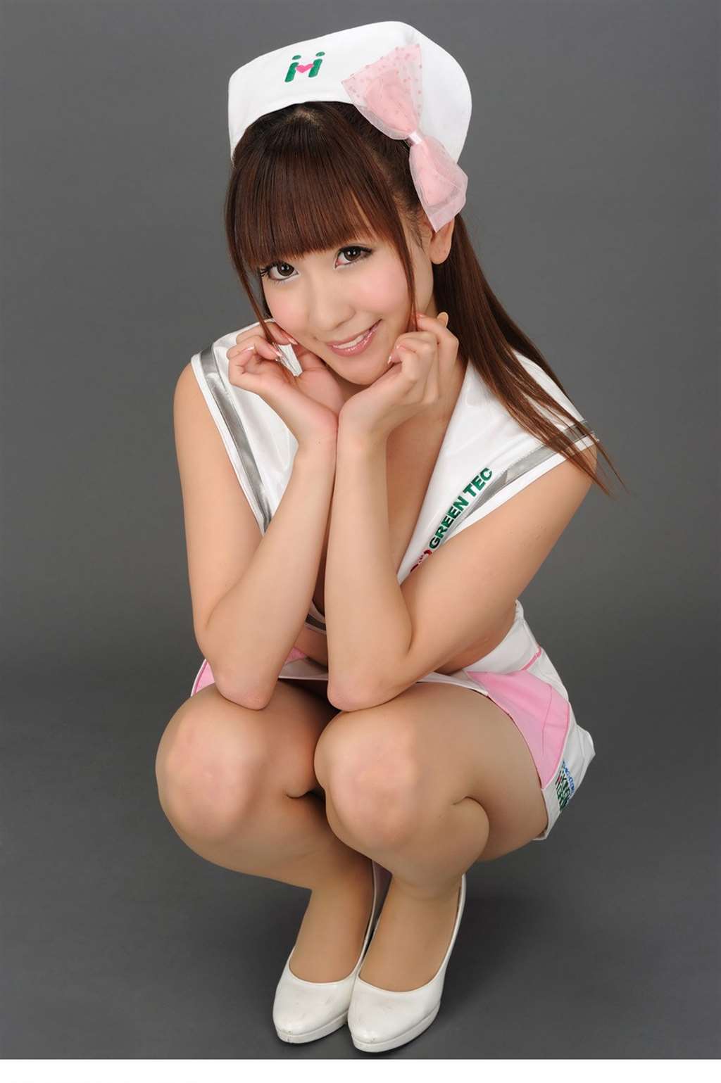 大胸少妇酥胸爆乳性感护士装诱惑私房写真