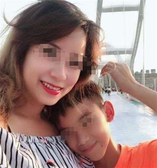 网易首页>网易号>正文申请入驻> 男孩是妈妈的小情人,可以保护自己