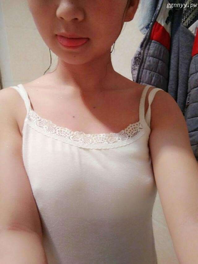 c罩杯的小美女居家自拍[11p]