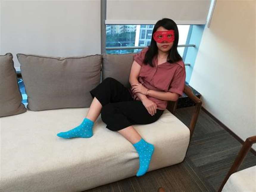 小杨姐姐戴着半脸面具穿着湖蓝色带彩色波点袜子36p