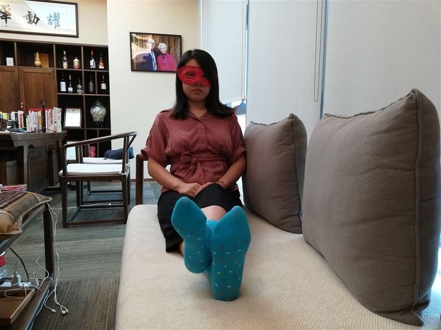 小杨姐姐戴着半脸面具穿着湖蓝色带彩色波点袜子36p