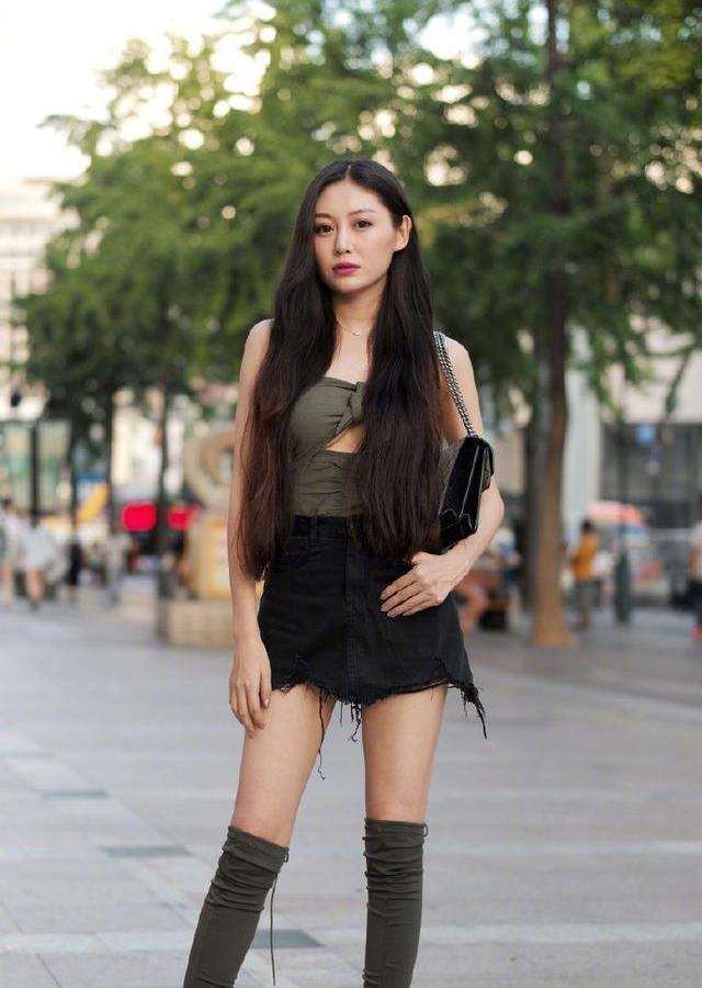 摄影:少妇街头秀大长腿,这腿型是极品!