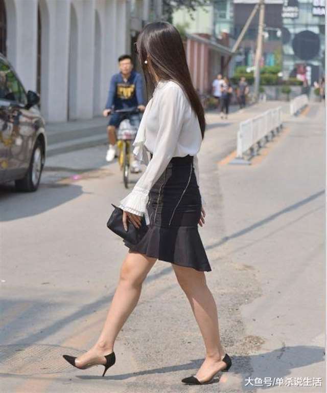 街拍,少妇身材丰满,穿紧身连衣裙修饰好身材,大白腿抢镜