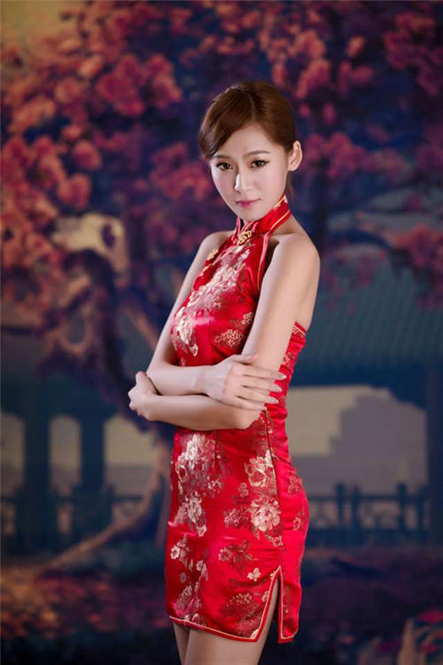 美女摄影:身着大红旗袍的迷人少妇