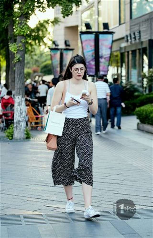 性感丰满少妇展傲人胸器,好身材女人味儿十足