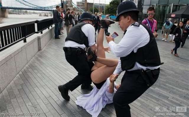 femen组织发起裸胸圣战 抛胸露乳裸体示威与男警察对抗