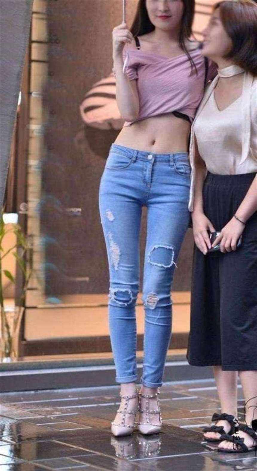 双峰乳此挺拔硕大的少妇,让无数路人纷纷侧目