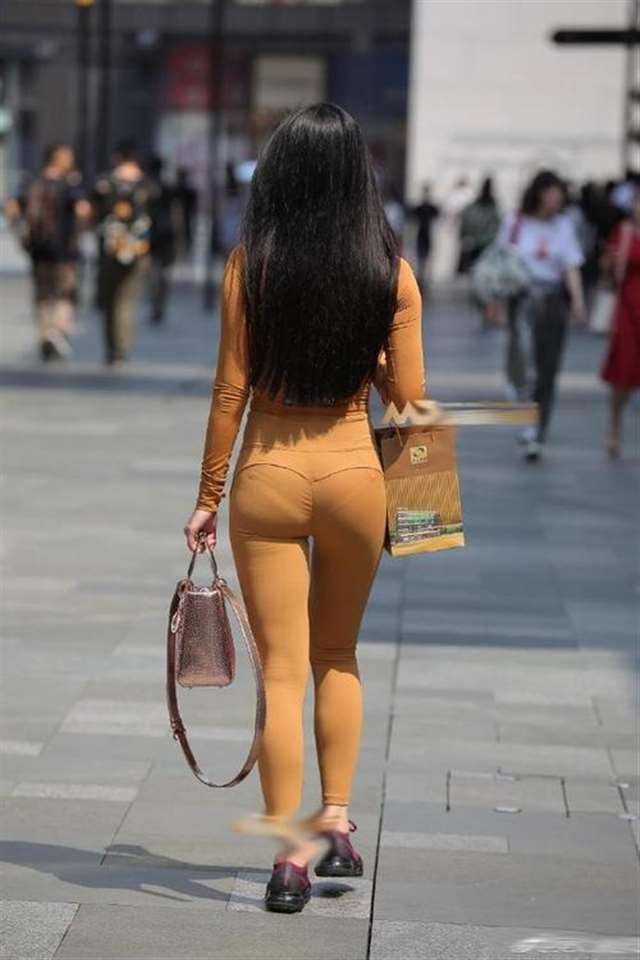 街拍:美女衣服太紧,丰满的身材完美的曲线,一览无余