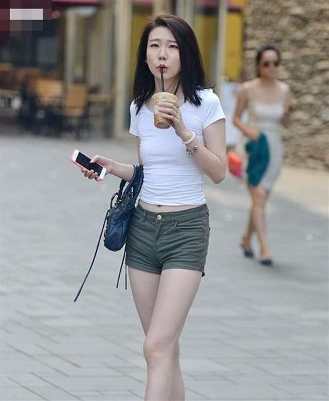 街拍:丰满的少妇,尽显成熟诱惑