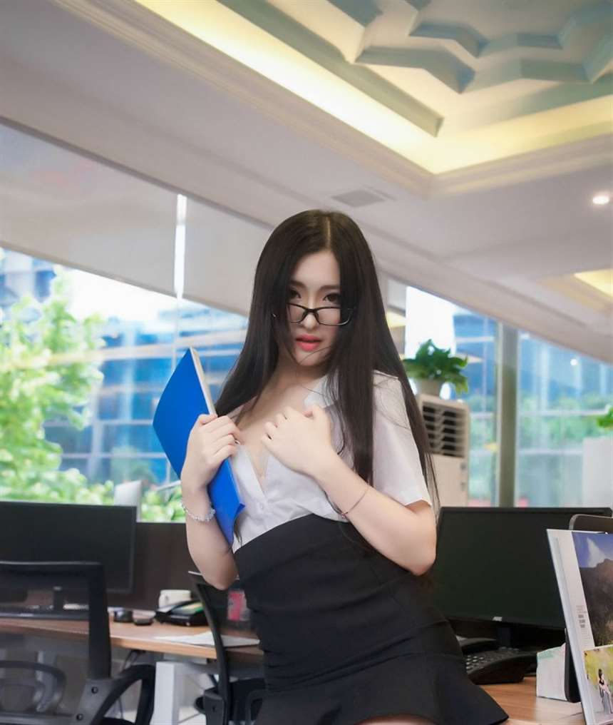 办公室秘书爆乳翘臀火辣人体写真图