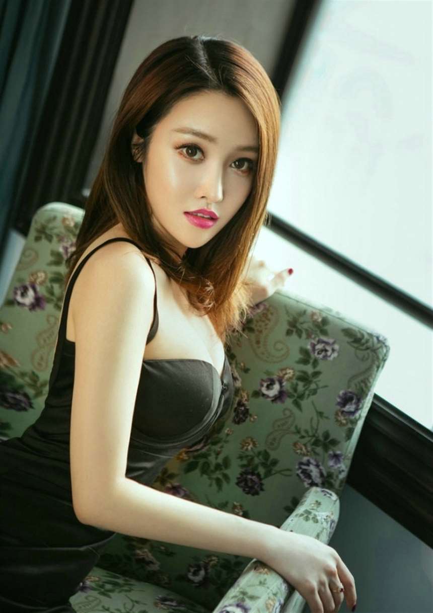 风情少妇性感翘臀睡衣诱惑爆乳私房诱惑写真