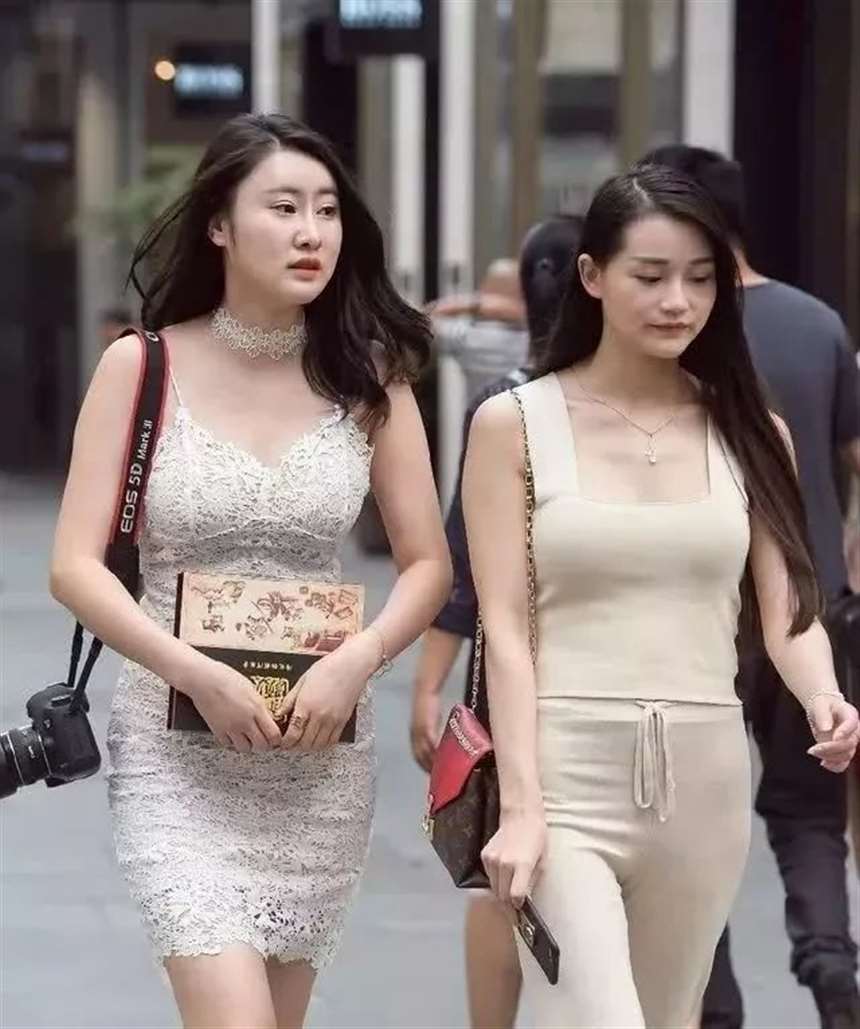 丰满少妇,皮肤都很白,看上去也有一种特别的气质