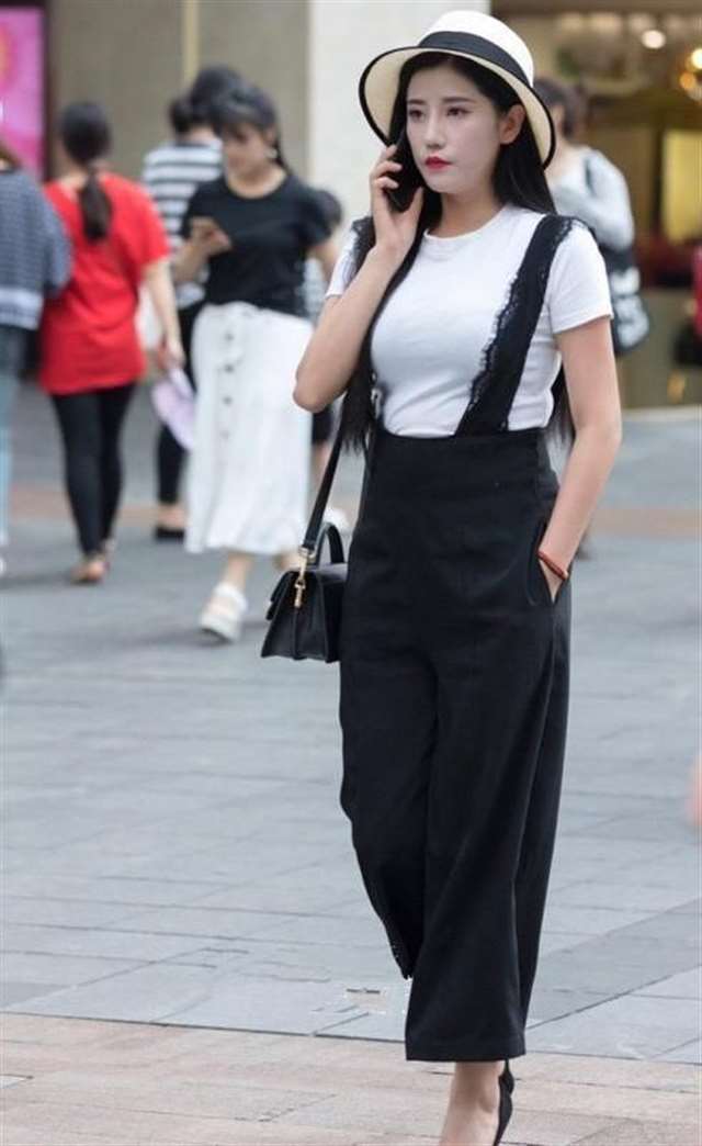 穿黑色背带长裤的肤白少妇,丰满的身姿很是富态华贵