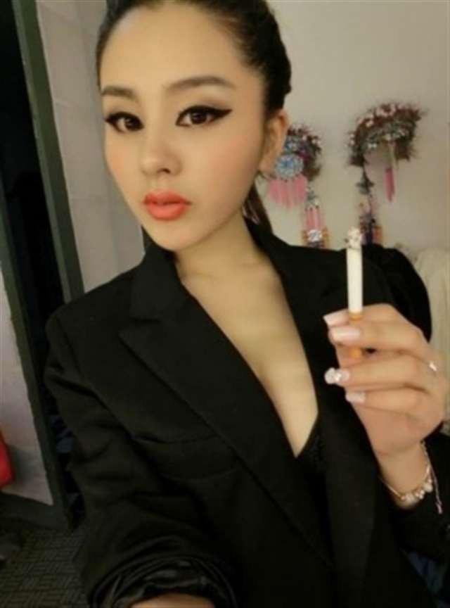 嫩模赵惟依获封娜美身材妹 爆乳夹笔私照曝光