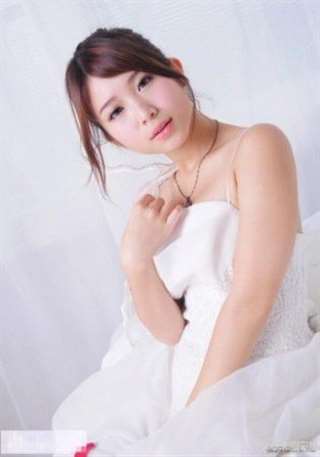 网络上露出丰满上围教大家炸鸡排而走红的台湾鸡排妹,日前转战日本