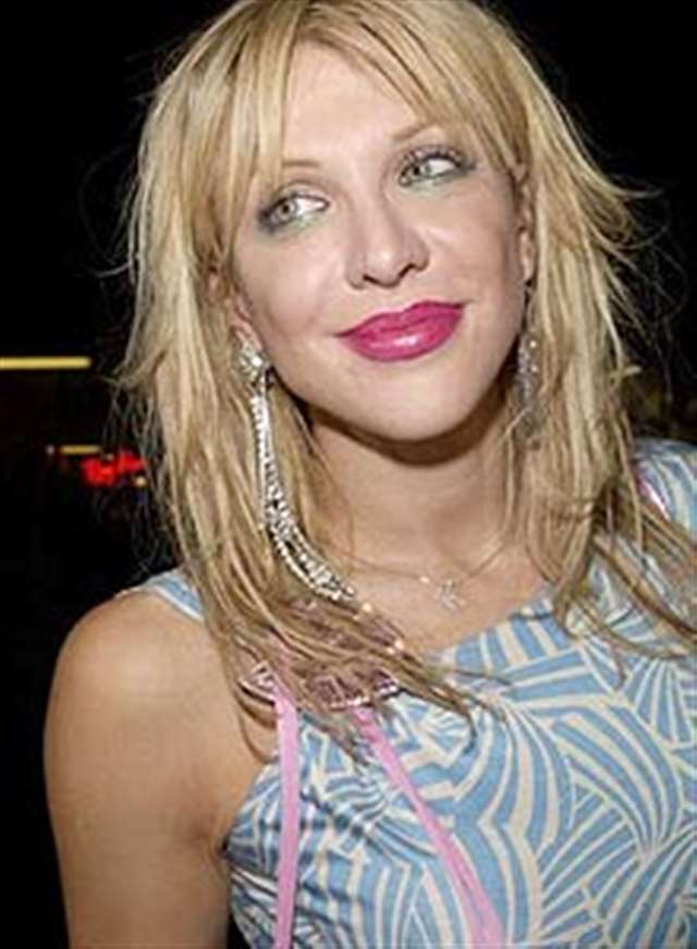 风流寡妇蔻特妮添新爱好:公寓内裸奔