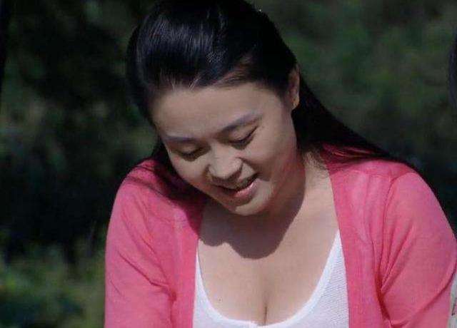 关婷娜为角色不惜爆乳,当了赵本山十年老伴,37岁的她还是单身