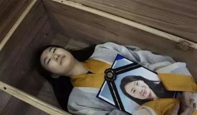 韩国年轻人抢着拍遗照:我们活着,都要有向死而生的勇气