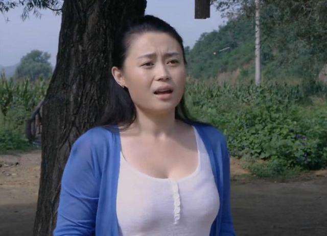 寡妇大广播,为了突出角色的性格特点,拍摄时镜头大胆,她不惜爆乳使