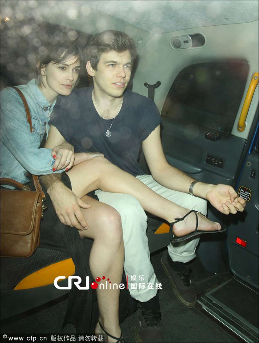 高清:凯拉·奈特莉与男友饥渴难耐 勾引抱大腿