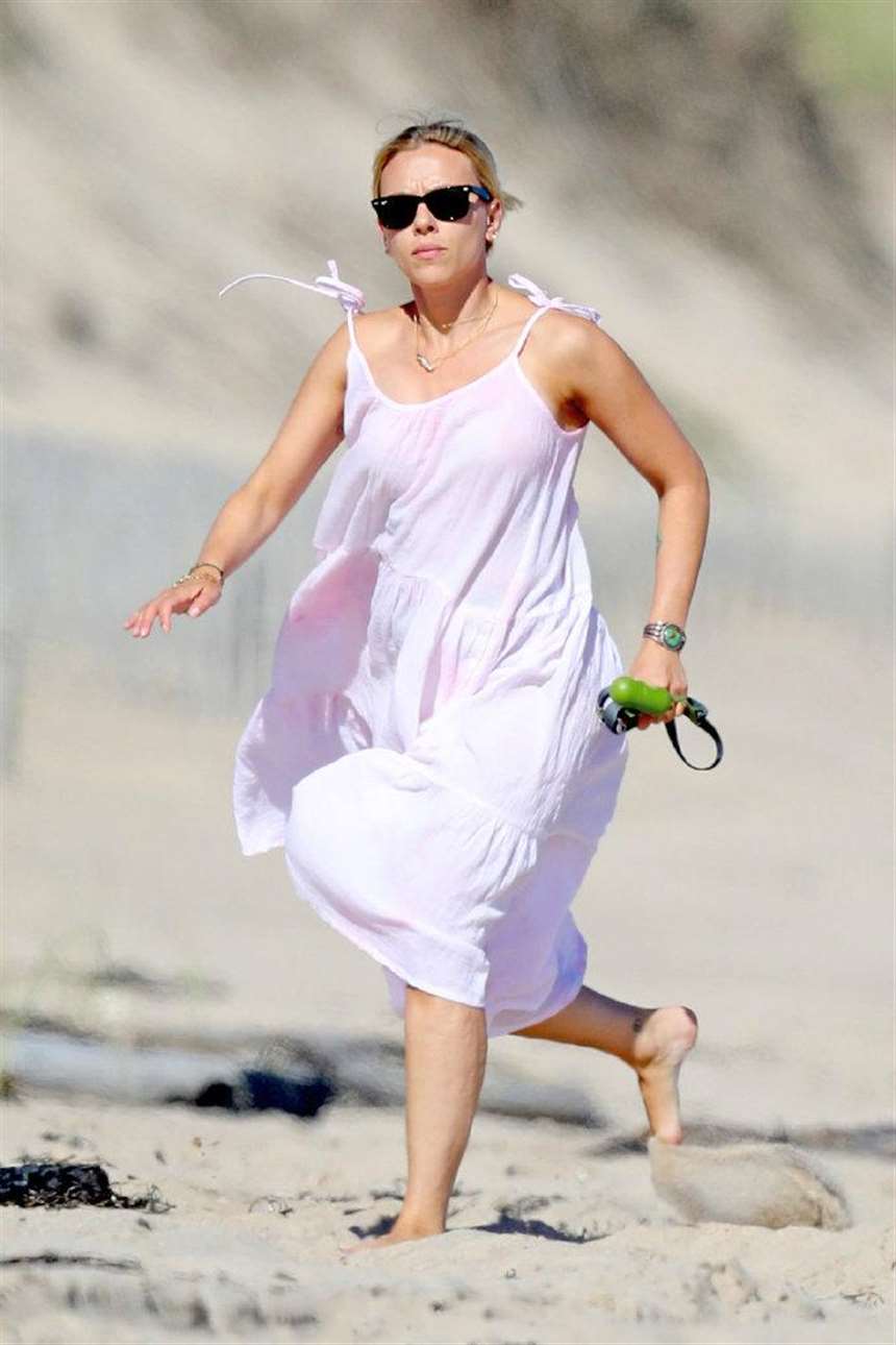 原创寡姐穿粉色吊带裙变嫩了!沙滩奔跑暴露满身赘肉,被未婚夫宠上天