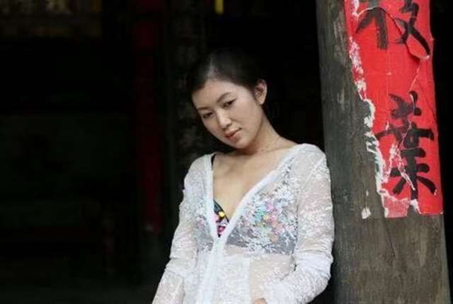 无业游民和寡妇亲热,13岁儿子在门外磨刀