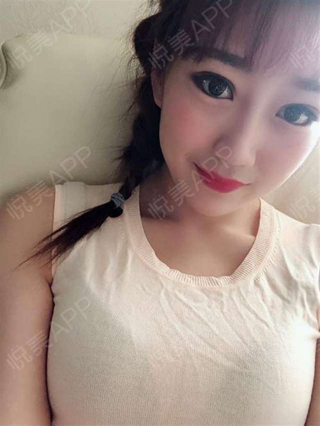 第一次看到老婆身体时,她两个奶头就有杨梅般的大小,她说我是她第一个