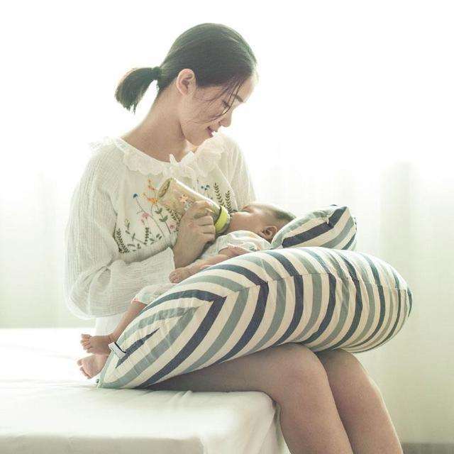 公公看着我给孩子喂奶,宝妈的难言之隐,该如何开口?