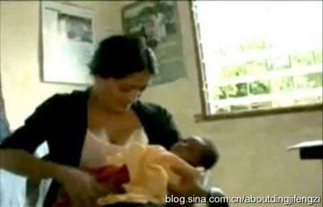 萨尔玛·海耶克为陌生女孩喂奶令人感动 2009年2月,墨西哥女影星