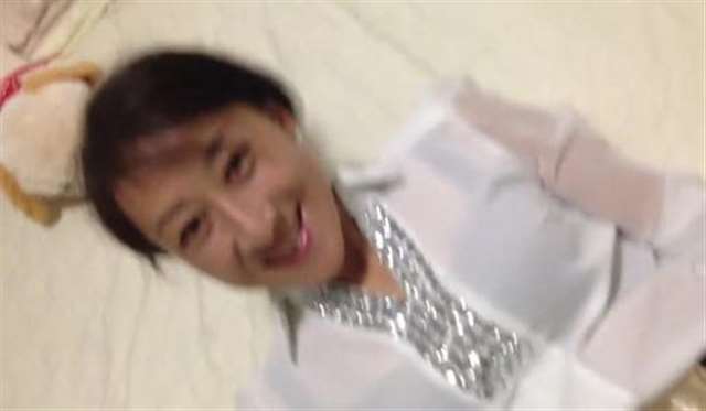 终于搞定了刚搬来不久的气质女邻居,身材修长性感,主动要求自拍说:射