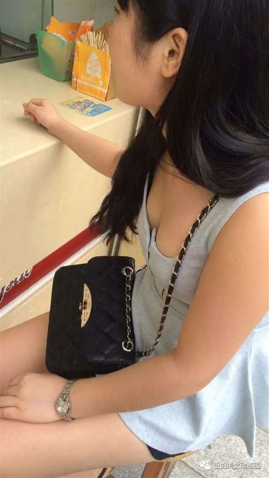 街拍:两少妇迷人沟沟,比九寨沟还美