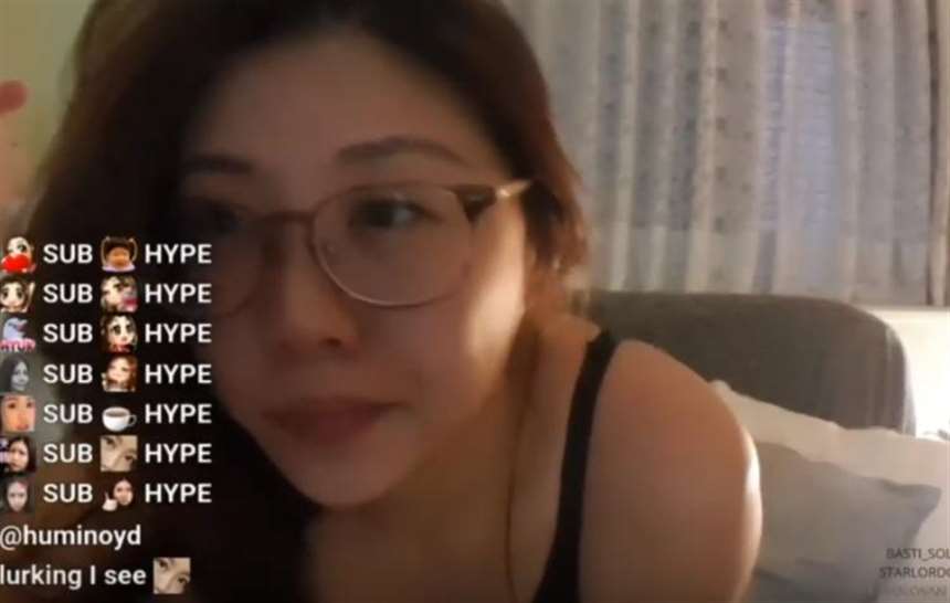 少妇太粗心!镜头还开著「大方猛乔奶」领口一拉…性感