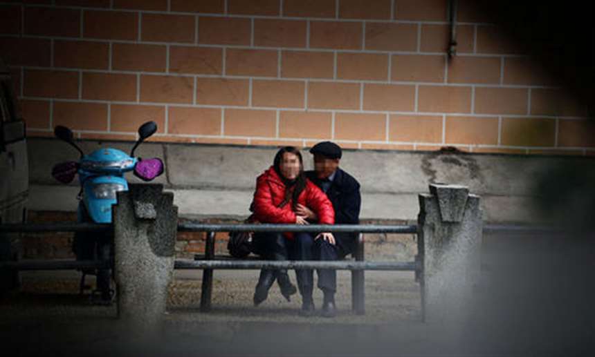 朝阳路与沿溪路等处小河边休闲场所的小树林里,经常会有一些中年妇女