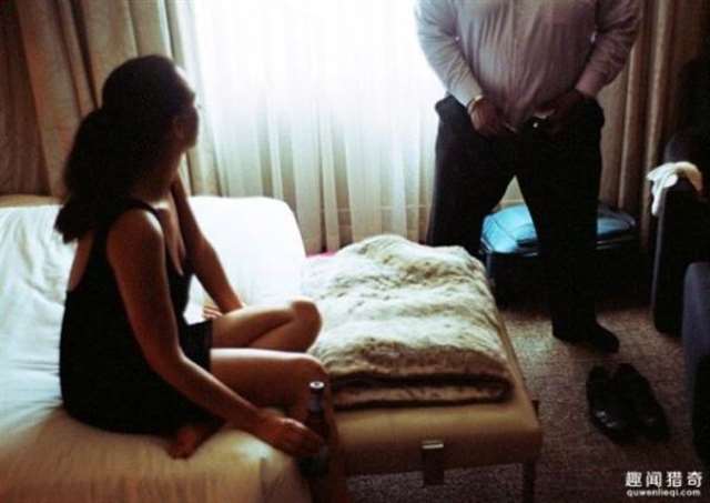 少妇趁老公上班偷偷卖淫,日接8客还要喂孩子!