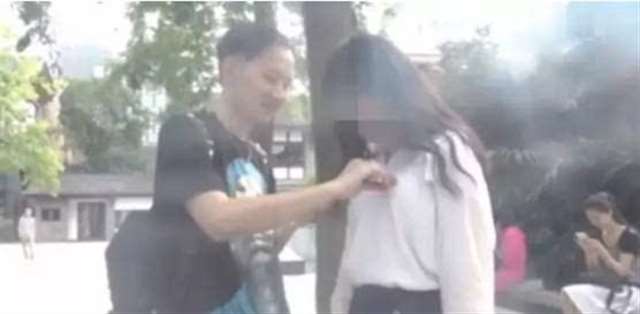 恶心!男主播以魔术之名街头公然耍流氓,多名女子遭袭胸