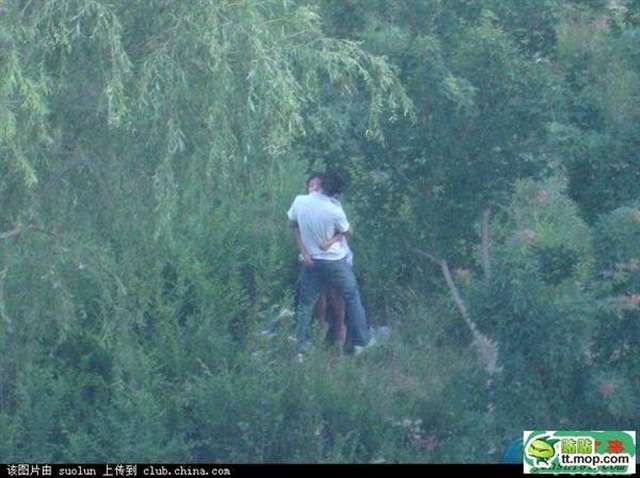 新疆某大学情侣野战门