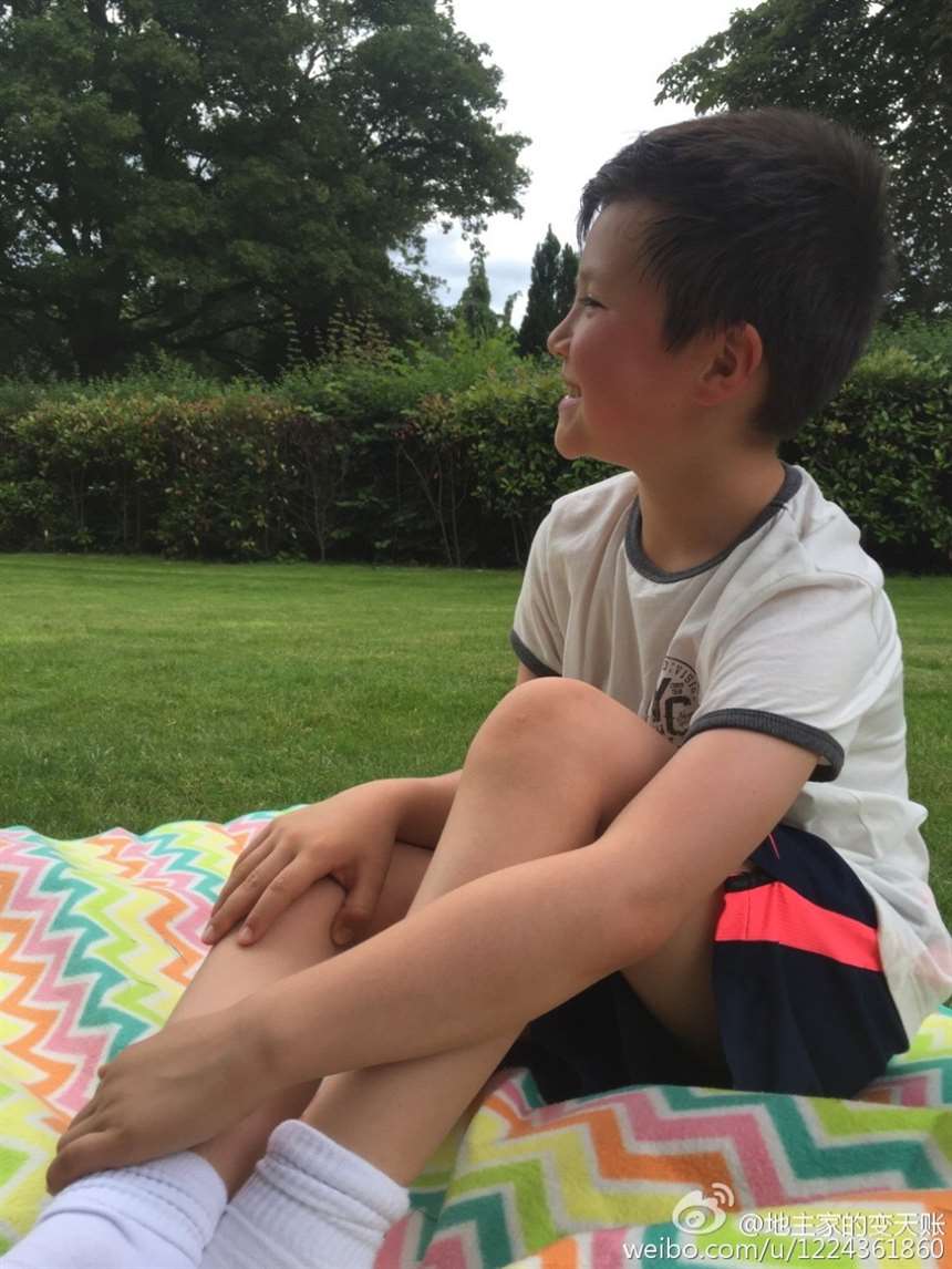 组图:前主播姜丰户外游 混血儿女笑容灿烂