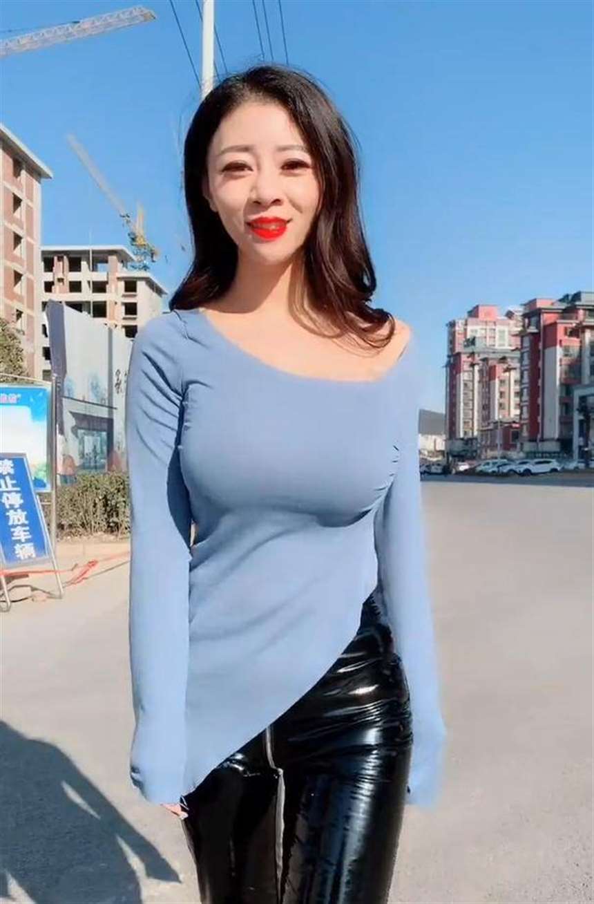 打底衫 皮裤出街的户外美女,展露出冷冷的御姐味道