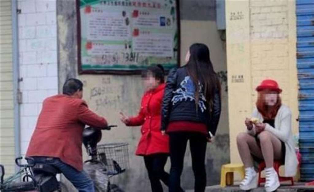 湖北六旬失足女乡下拉客 多名六旬老汉嫖娼被抓