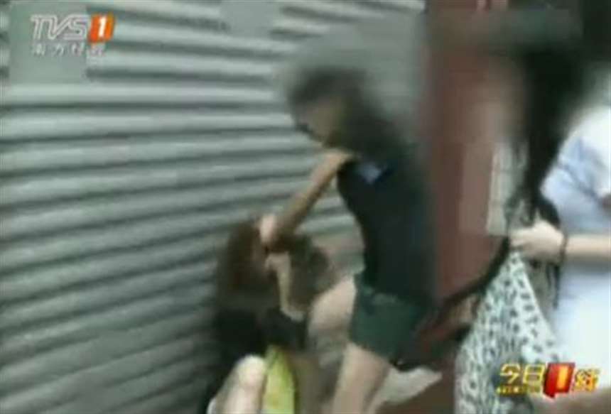 豪门少妇闹市暴打小三揭秘:老公淫乱只为逼其净身出户(组图)