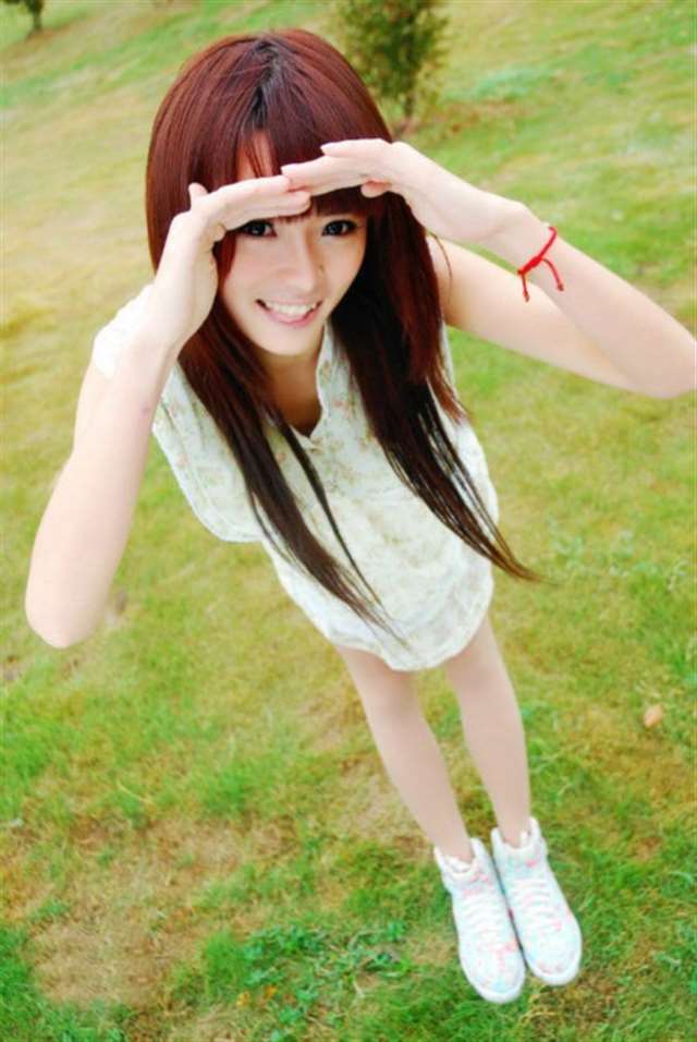 青涩小萝莉走红网络 国内最清纯校花受宠