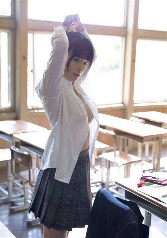 清纯校花教室上演极致校服诱惑 真空上阵