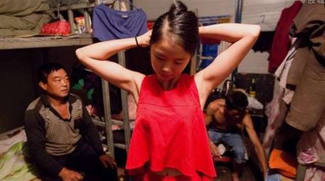 工地上女民工干起活不输男人,坦言:虽尴尬和丈夫一块很满足