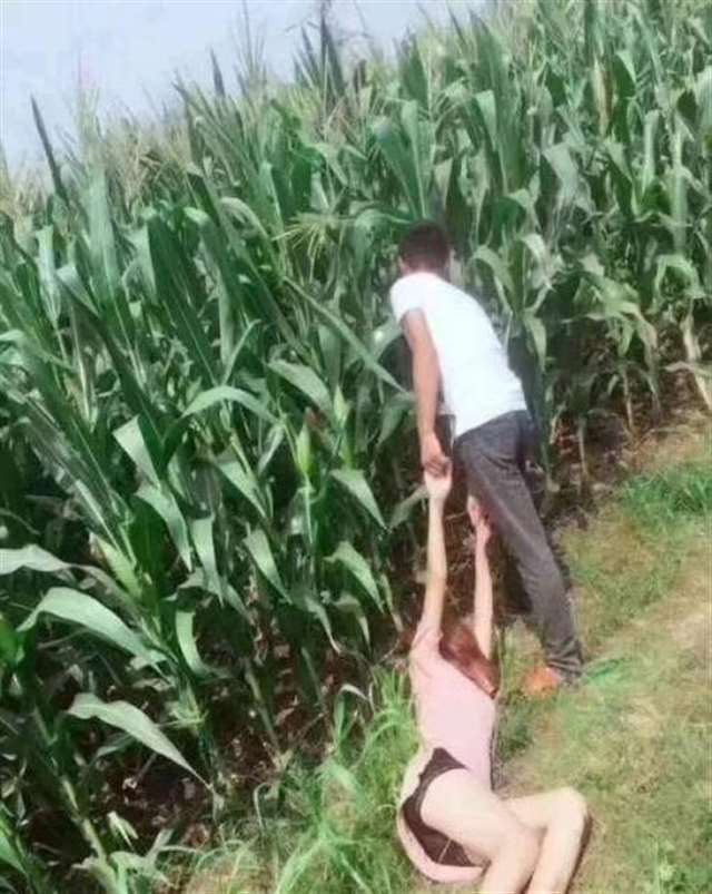 大哥,这妹子可是中暑了,你把她弄到玉米地难道玉米地能解暑吗