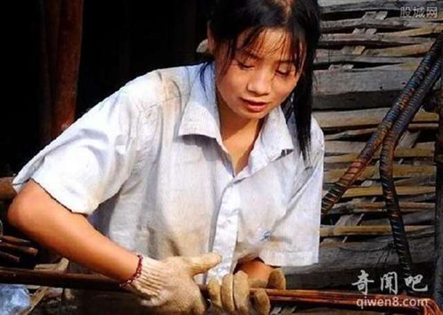 实拍农村女人的工地生活 晚上跟男人玩野战很刺激