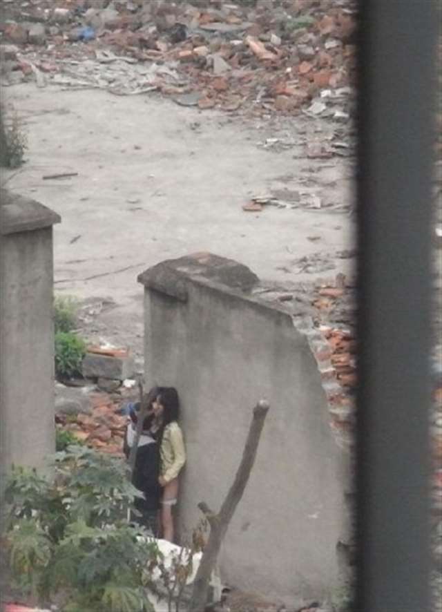 按照发帖者说法,因无力买房,租房,一对饥渴难耐的大学生情侣在一片