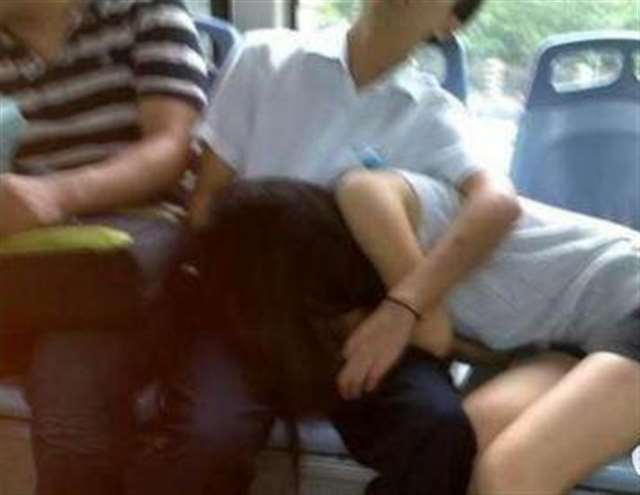 年轻情侣是有多饥渴,竟然在公交车上面做这种事情!